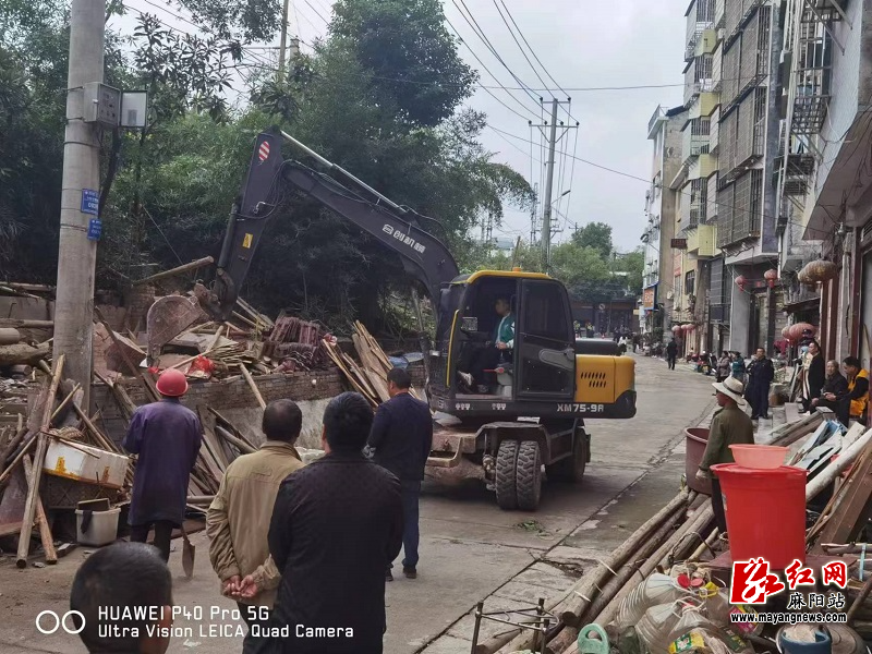 对铁路红线内违法构筑物进行拆除.jpg
