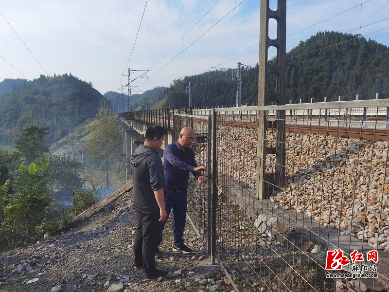 仔细检查铁路沿线防护栏.jpg