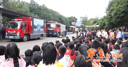 宁远：走进校园送安全“盛宴”2_副本500.jpg