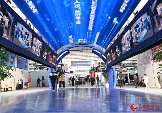 11月7日上午,2023年世界互联网大会“互联网之光”博览会在浙江乌镇开幕。人民网记者 叶宾得摄11月7日上午,2023年世界互联网大会“互联网之光”博览会在浙江乌镇开幕。人民网记者 叶宾得摄