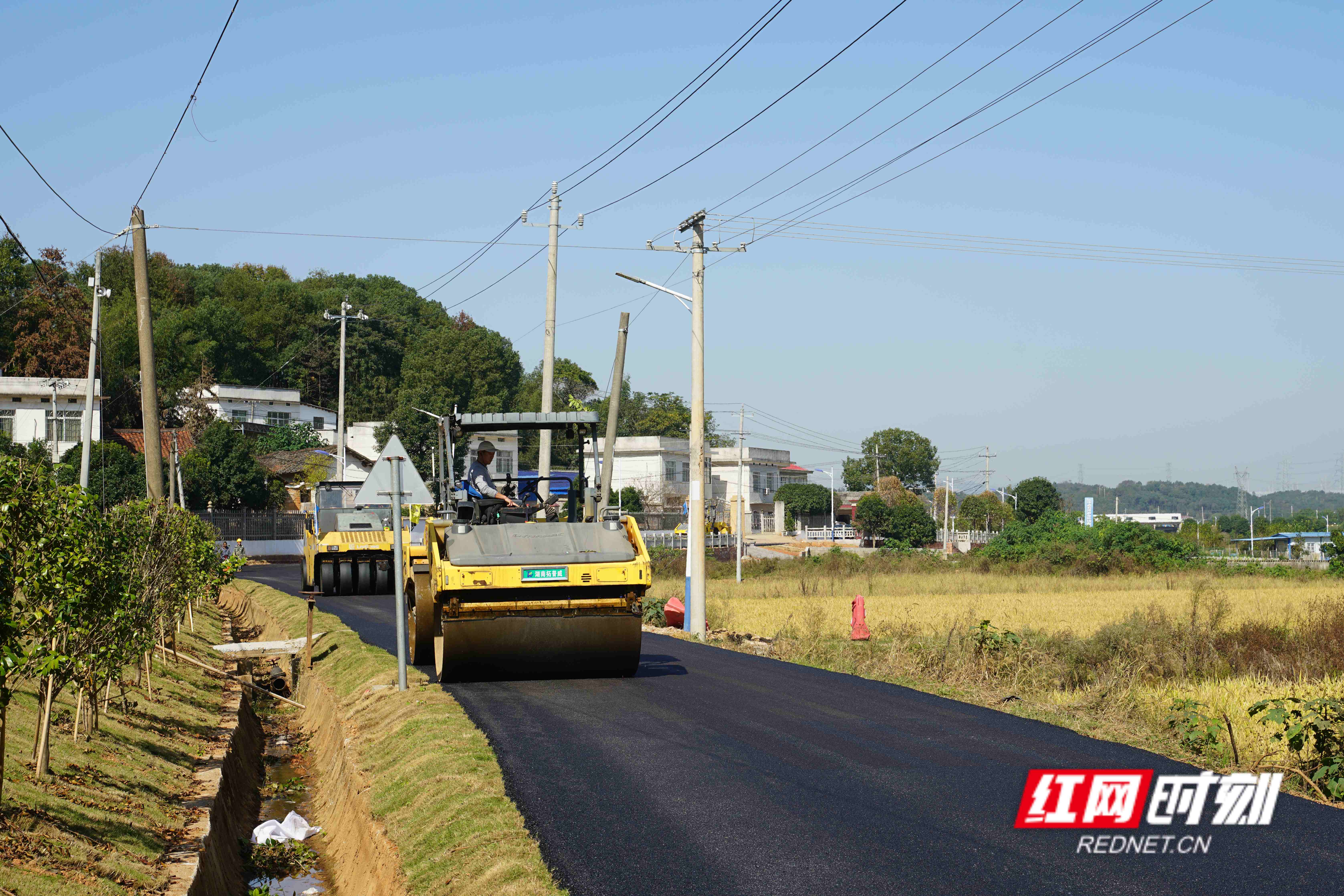 11.9银龙村修路_副本.jpg