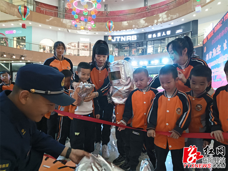孩子们与消防队员互动 (1)_proc.jpg
