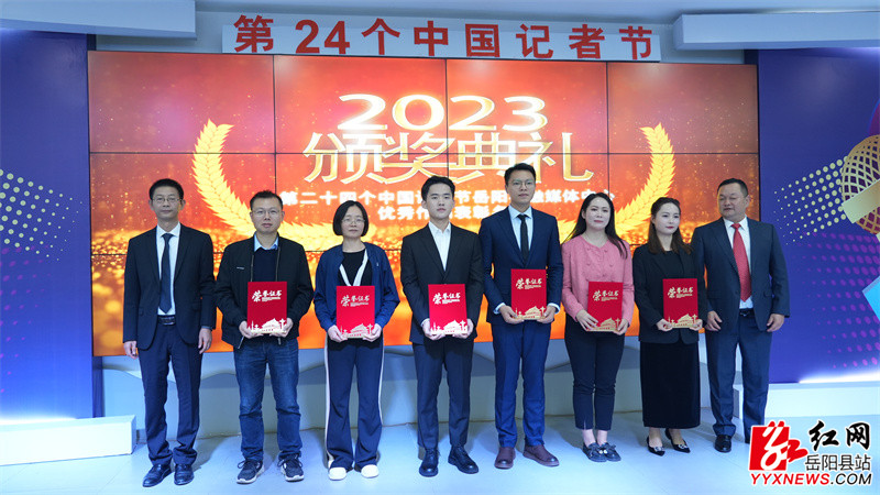 为优秀工作者颁奖.jpg