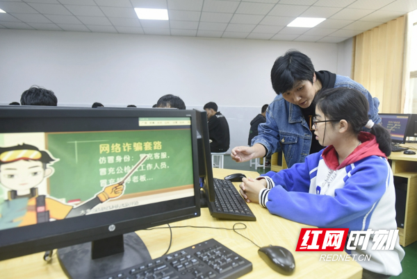 11月10日，蓝山县职业中专，老师指导学生安全上网。（杨雄春  摄）.JPG