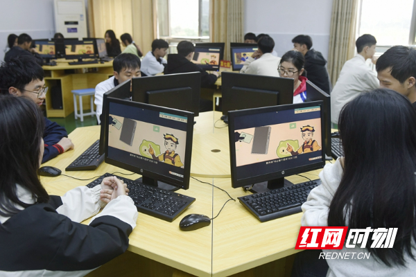 11月10日，蓝山县职业中专，学生在老师指引下观看未成年人网络素养提升系列短片。（杨雄春  摄）.JPG
