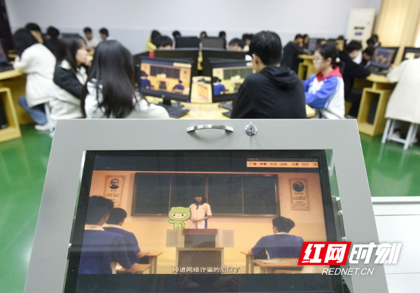11月10日，蓝山县职业中专，学生在老师指引下观看未成年人网络素养提升系列短片。.J.JPG