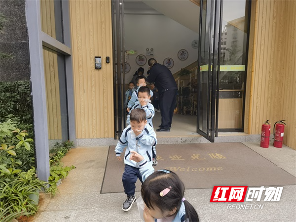 图四孩子们在老师的带领下，安全撤离。.jpg