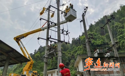 宁远：“零感知”带电作业  助力企业提质增效1_副本500.jpg