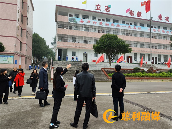 参观教学楼 (2).jpg