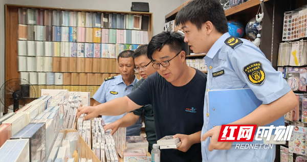 8月23日，蓝山县一书店，文化执法人员正在开展执法检查。（杨雄春  摄）.jpg