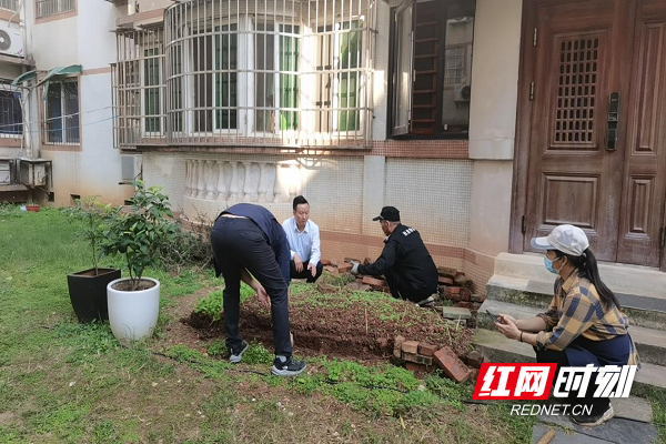 图片1社区、物业上门对圈占绿地的行为进行劝解，征得居民谅解支持后，立即整改。.png