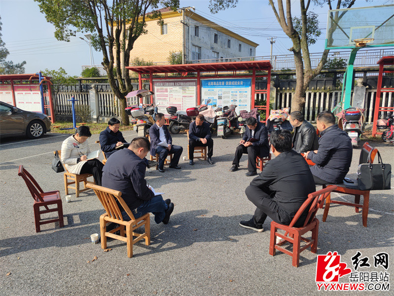 在港口村了解村集体经济发展.jpg