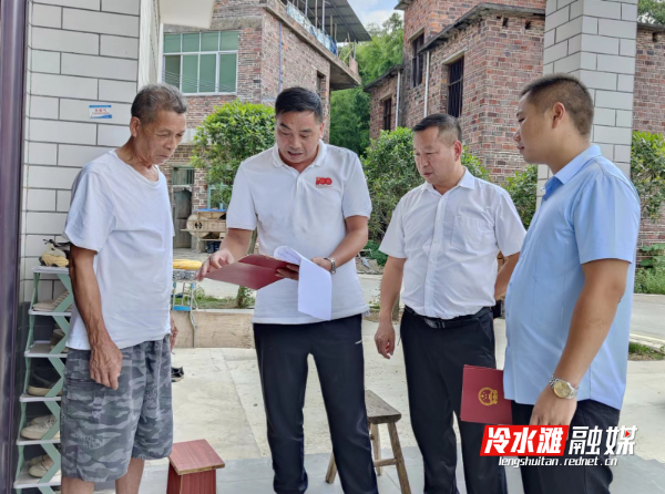 工作人员上门发放农村宅基地房地一体不动产权证书1.jpg