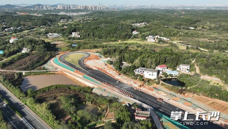 11月19日，国家智能网联汽车质量检验中心已完成直线道路沥青铺设，整车实验室等即将出“正负零”。长沙晚报全媒体记者 陈焕明 通讯员 徐坤 摄影报道