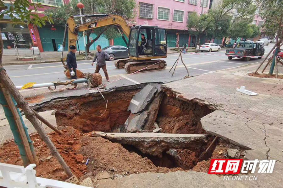 东安县石期市镇：心系群众安全，消除道路隐患_副本.jpg