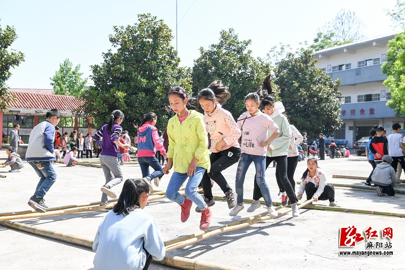 板栗树学校留守儿童在“阳光大课间”跳竹竿舞.JPG