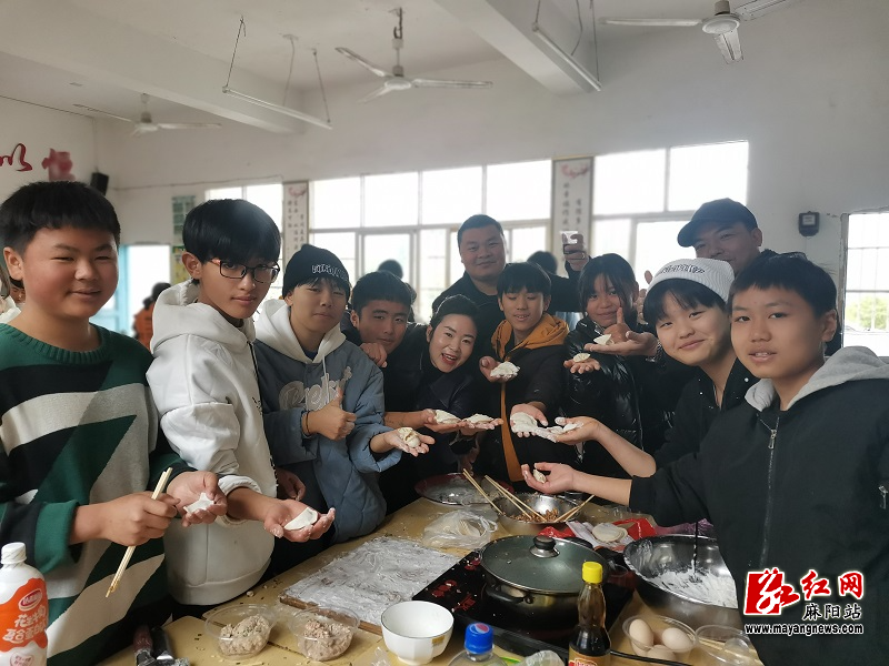 和平溪学校教师与留守少年儿童一起包饺子过节日.jpg