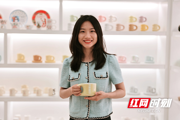 潮州市枫溪区东阳陶瓷制作厂总经理何佳阳  摄影：张建.jpg