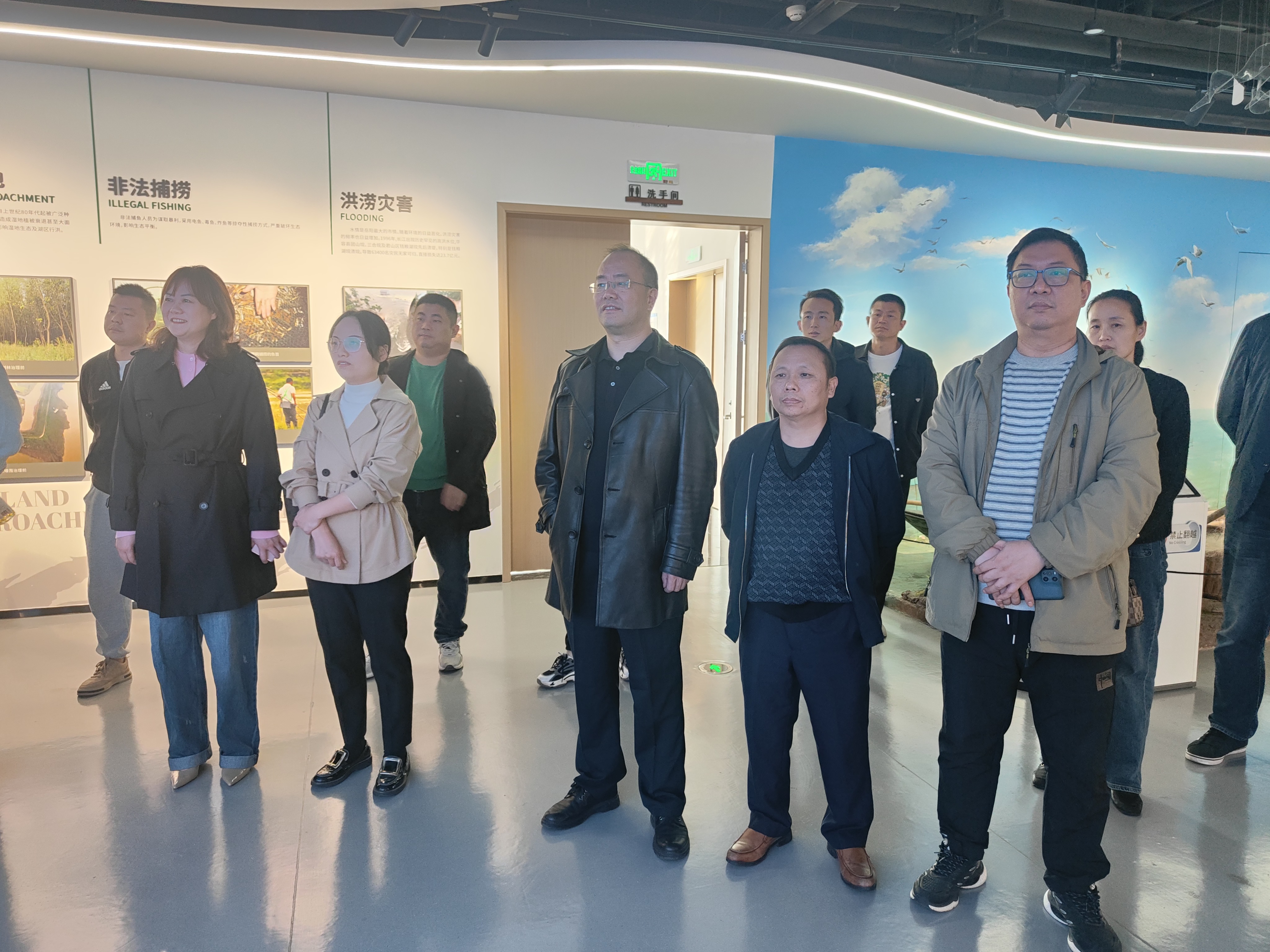 岳阳楼区司法局班子成员倾听讲解员讲解洞庭湖生态环境改善现状.jpg 岳阳楼区司法局班子成员倾听讲解员讲解洞庭湖生态环境改善现状.jpg