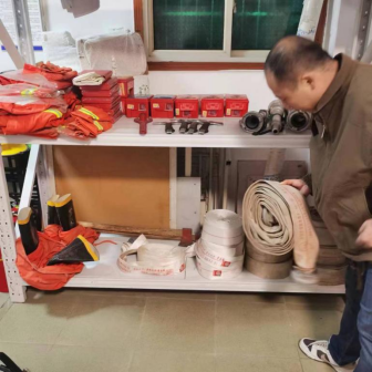 坡子街街道办事处领导检查社区微型消防站消防设备.jpg