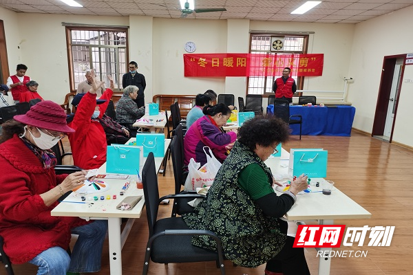 到场居民制作京剧脸谱 (2).jpg