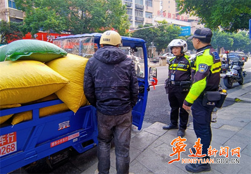 創(chuàng)國(guó)文 不停歇 寧遠(yuǎn)交警全警上路保暢安_副本500.jpg