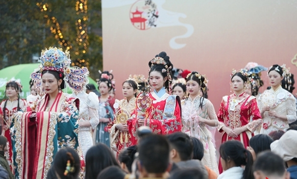 Hanfu Festival Held at Yanghu Water Street