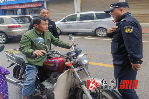 劝导群众佩戴安全头盔出行_副本.png