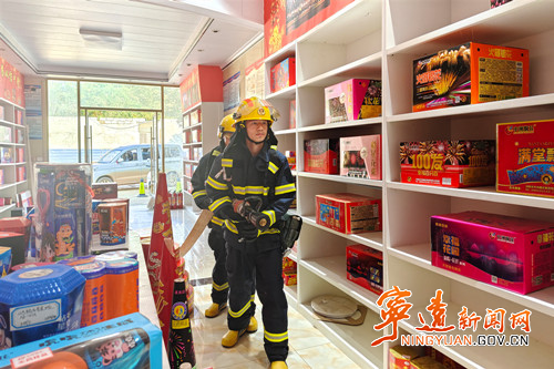 宁远：加强烟花爆竹仓库消防演练   提升灭火救援硬实力_副本500.jpg