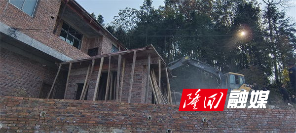 隆回县高平镇依法拆除违章建筑(图1)