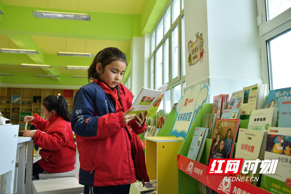 ▲近期，拼多多向新疆阿勒泰地区吉木乃县直小学赠送9200余册图书。陈逸航▕摄.jpg