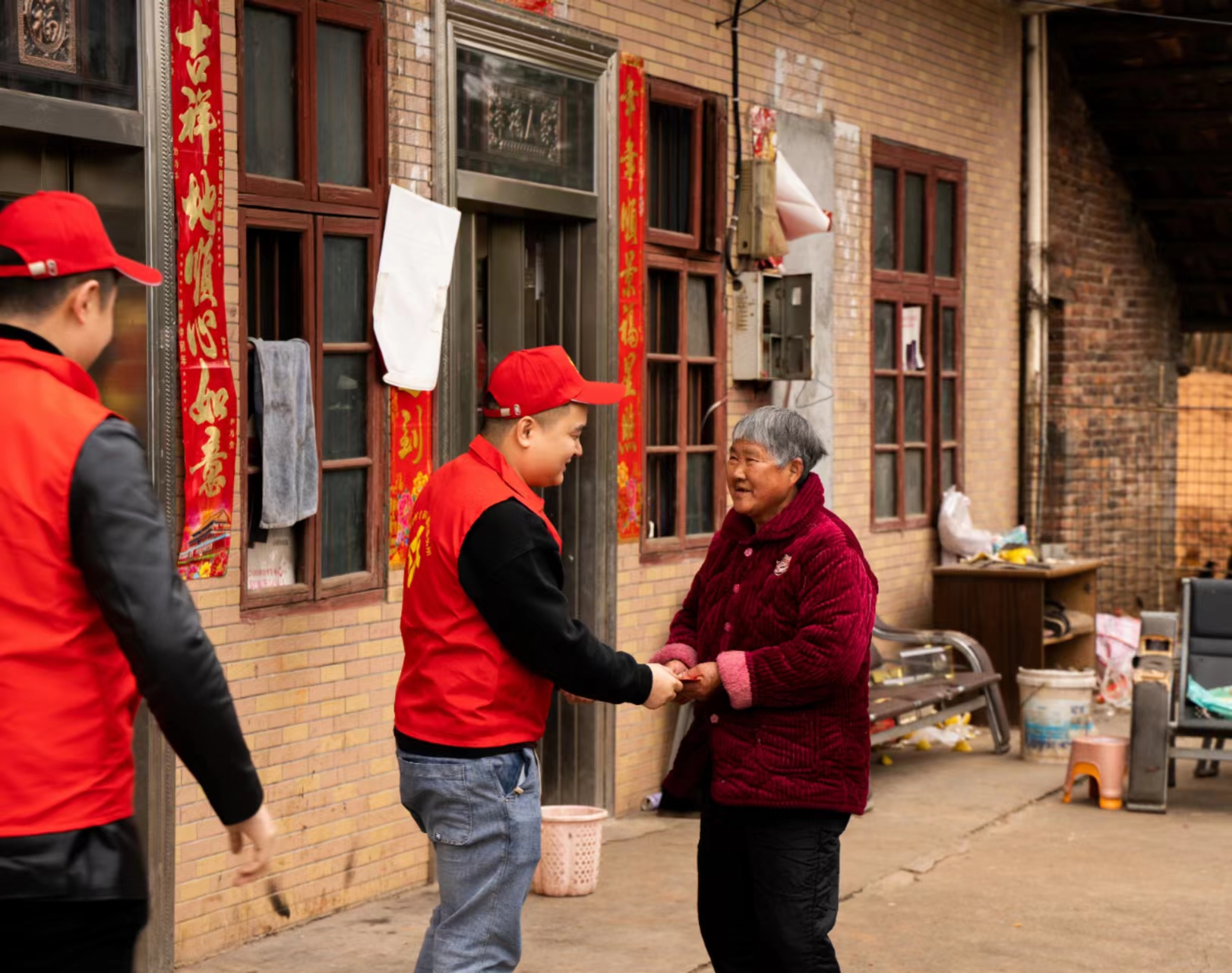 2月21日，北塔区司法局联合湖南金州（邵阳）律师事务所深入陈家桥镇光裕村开展“新春走基层·法律服务惠民生”志愿服务活动.jpg