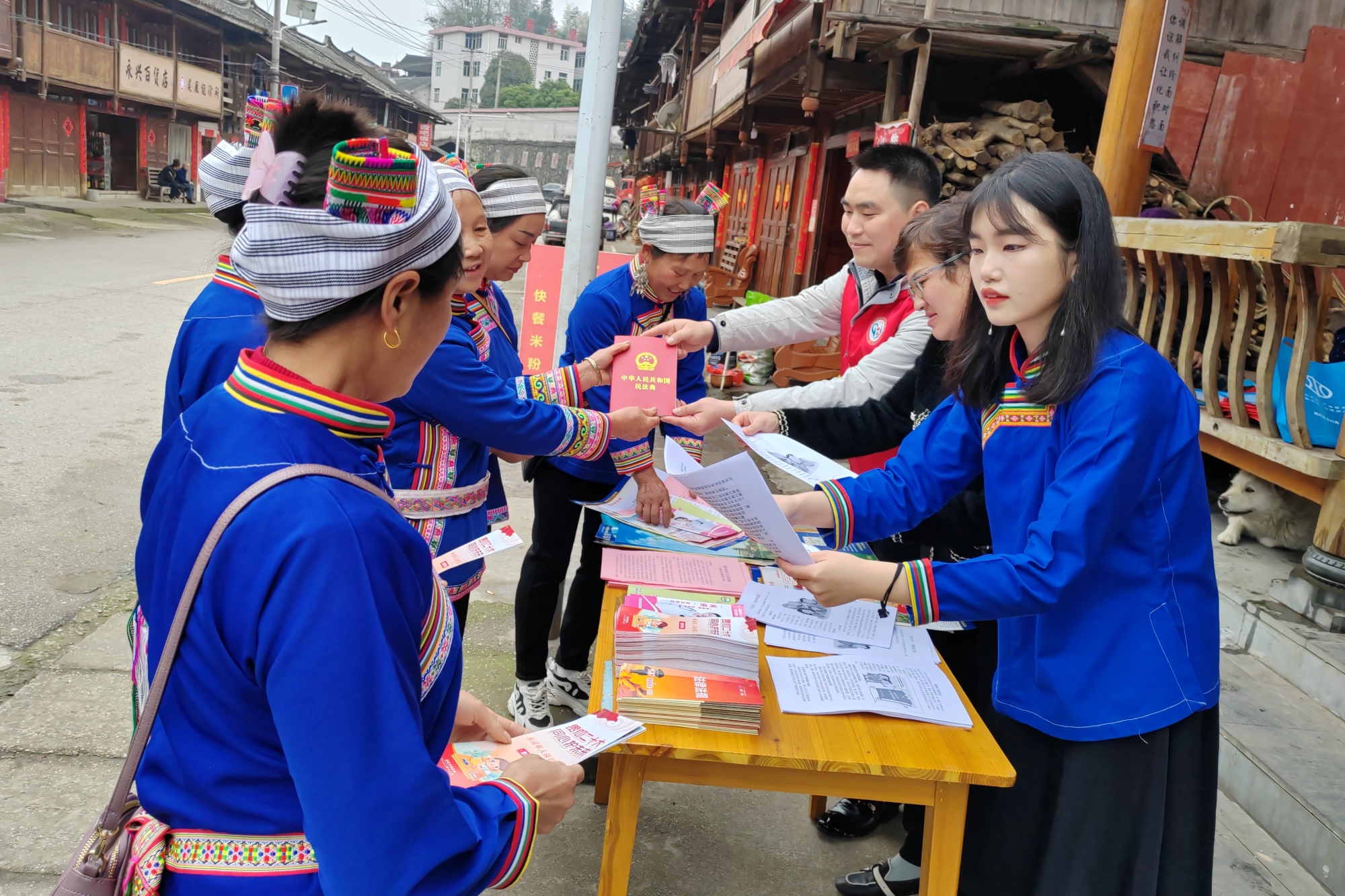 为进一步提升少数民族地区妇女的法治意识和维权能力，2023年3月，“建设法治三锹 巾帼在行动”主题活动在三锹乡新时代文明实践广场展开。乡妇联、司法所、巾帼志愿者及村民共计80余人参加此次活动_副本.jpg