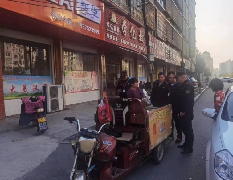 双清区城管局：整治流动摊贩占道经营问题(图1)