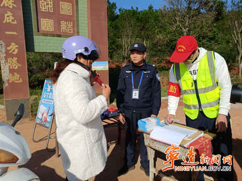 宁远：“共享头盔”守护村民出行安全_副本500.jpg