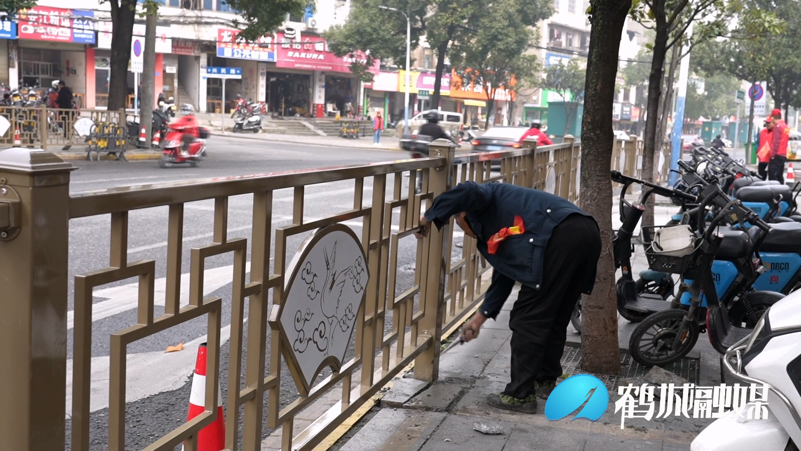 毛克文 加装护栏 筑牢交通安全.mp4_20231201_161133.808.jpg
