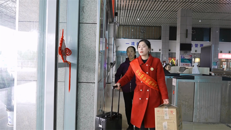 “小辣椒服务班”：传承服务精神  让旅客平安出行.mp4_20231204_152037.500.jpg