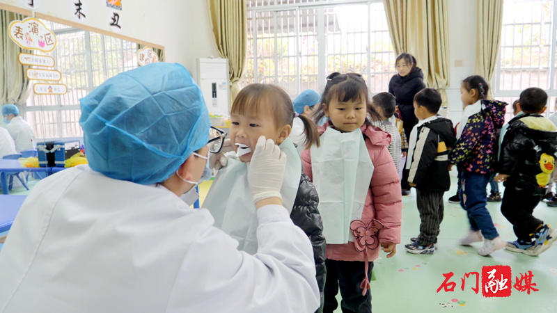 县中医医院开展“口腔健康,全身健康”儿童口腔免费局部用氟活动1.png 县中医医院开展“口腔健康,全身健康”儿童口腔免费局部用氟活动1.png