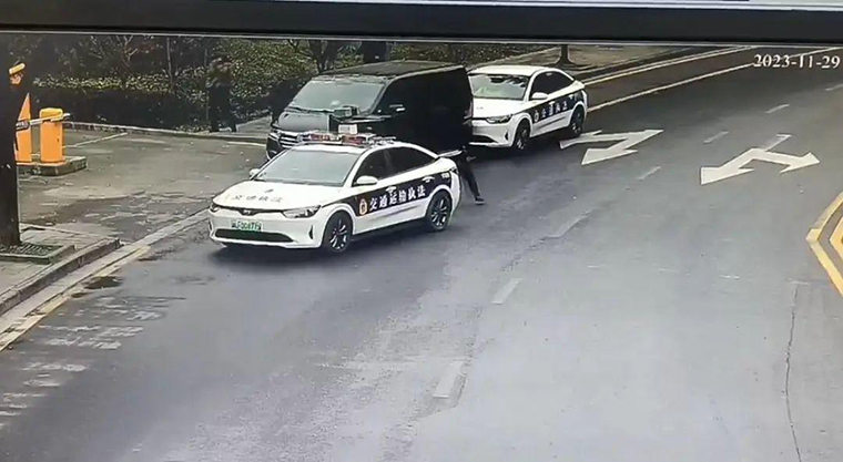 吉首一“黑车”司机暴力冲卡被拘3.jpg