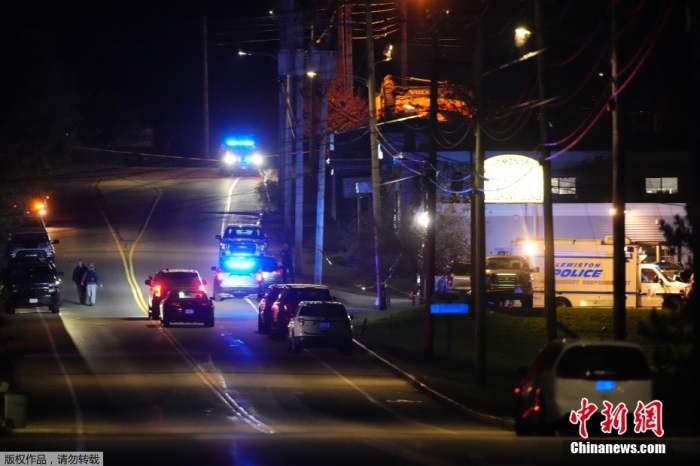 当地时间10月25日晚,美国缅因州刘易斯顿(Lewiston)发生多起枪击事件,造成至少22人死亡。目前,枪击案嫌疑人仍在逃。