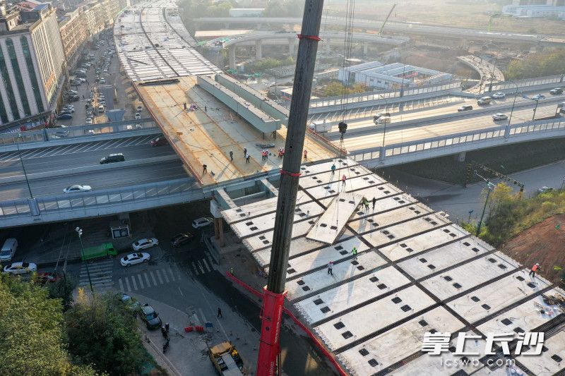 12月4日，随着一块桥面板吊装完成，万家丽路快速化改造北延线工程主线主体工程完工。均为长沙晚报全媒体记者 王志伟 摄