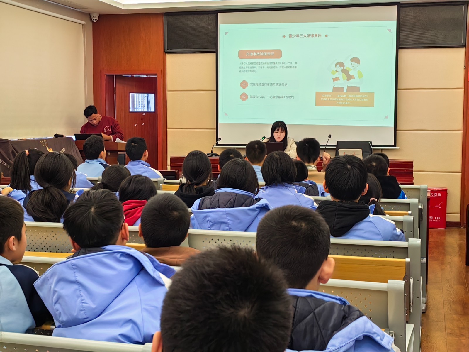 2023年12月1日,新站社区新时代文明实践站在五里中学开展“文明交通,你我同行”交通安全进校园政策宣传活动 (4).jpg