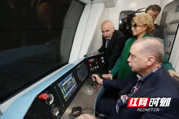 土耳其总统试乘列车。.jpg
