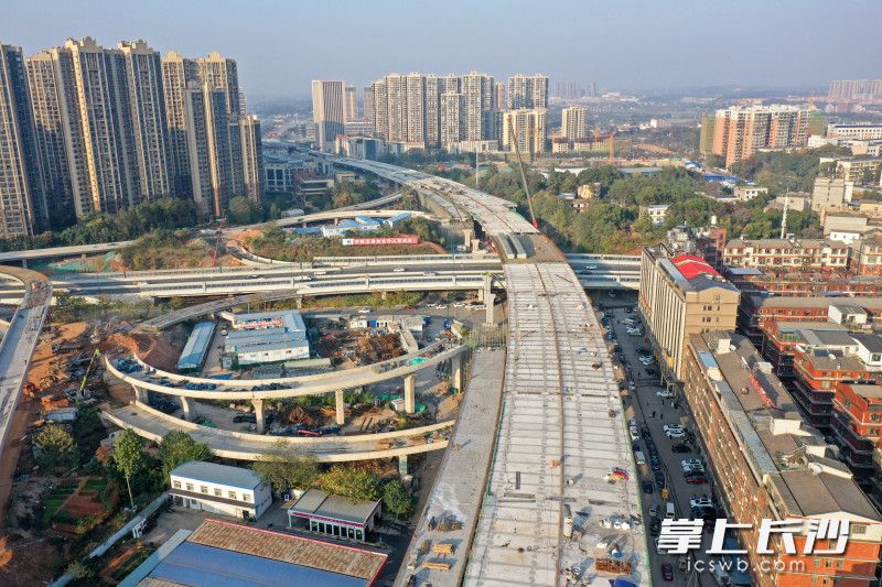 万家丽北延线将建一座星沙联络线全互通立交，共包含7条匝道。