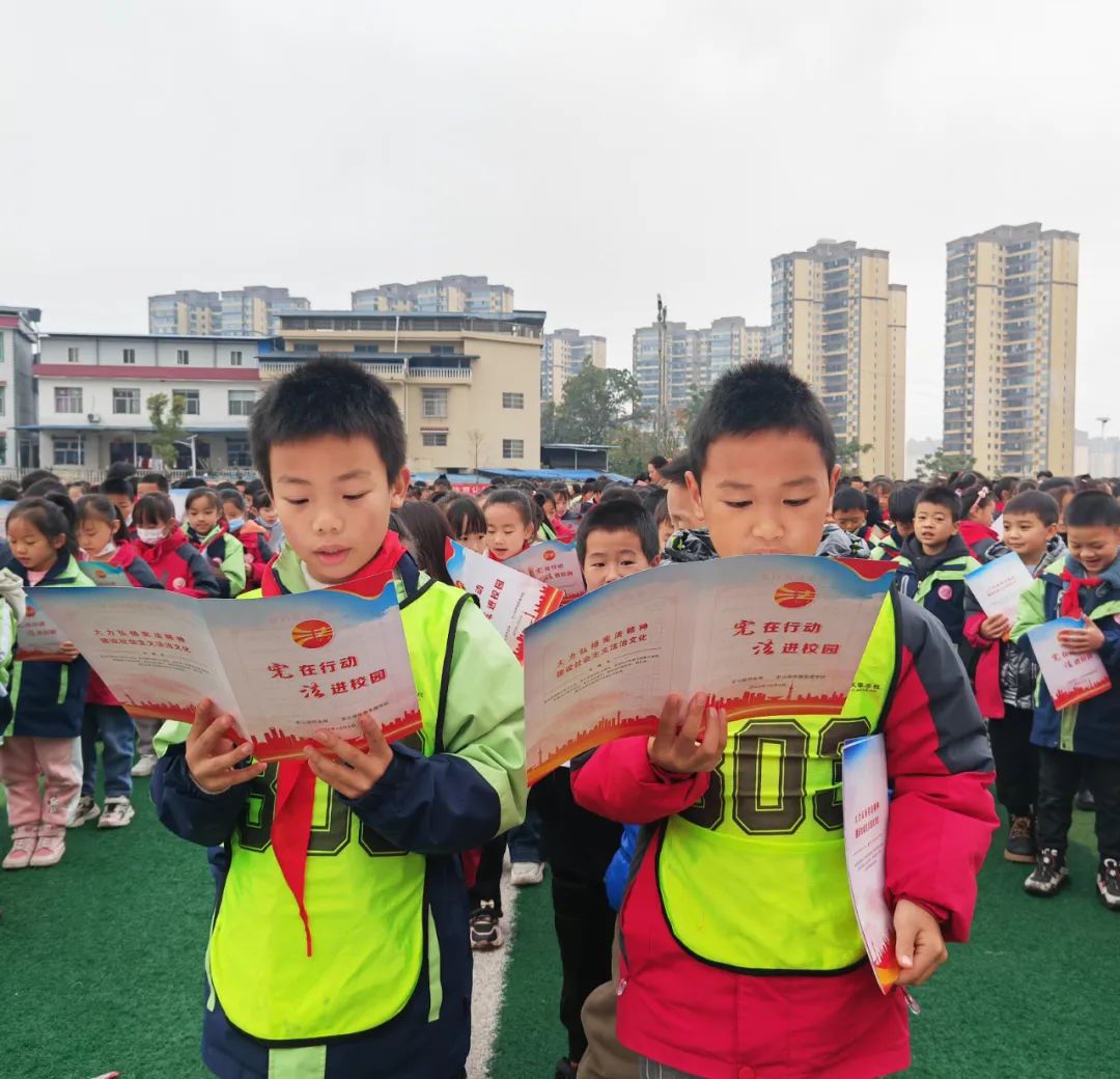 2023年12月4日上午，龙山县司法局联合华塘芙蓉学校开展了宪法晨读、《宪法伴我们成长》歌曲传唱、国旗下讲宪法等系列活动。.jpg