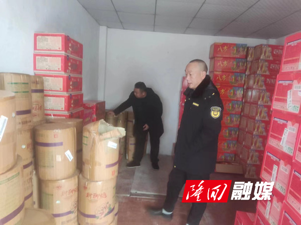 桃花坪街道开展烟花爆竹“打非治违”专项行动(图1)