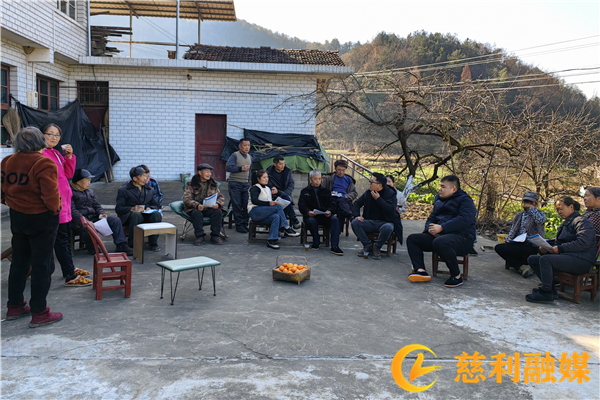 图一：邻长正在开屋场会_副本.png