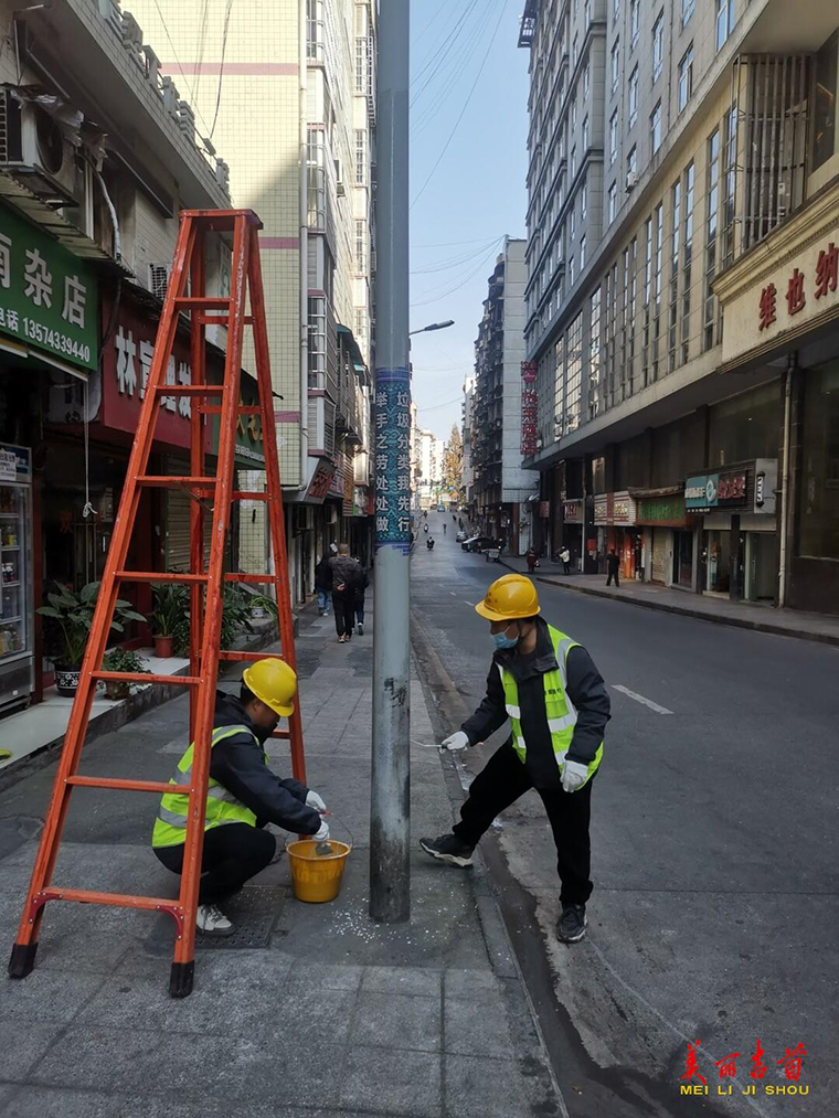 吉首城区路灯“换新装”3.jpg
