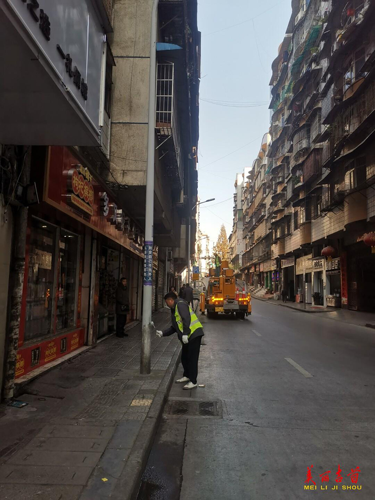 吉首城区路灯“换新装”2.jpg