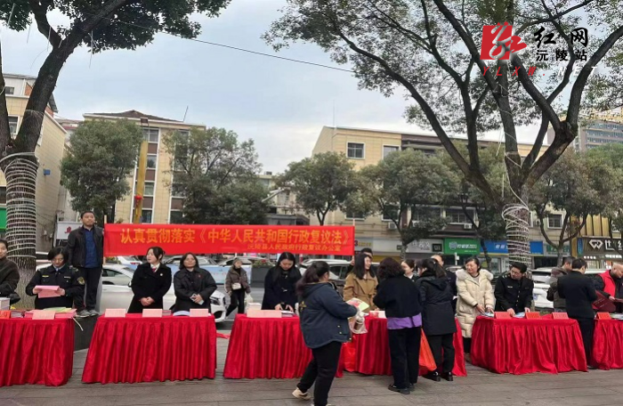 知法用法 与法同行.jpg